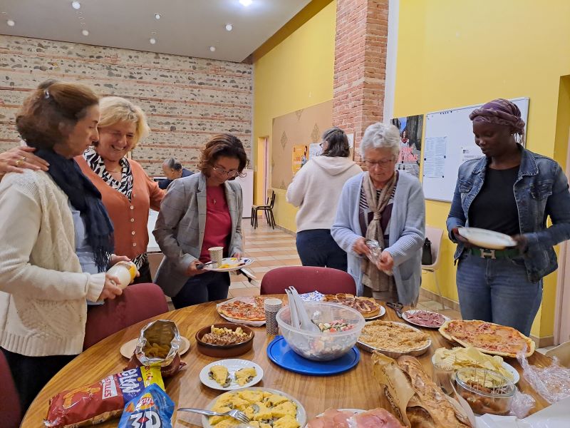 Table dressée, pain partagé pour la  liturgie.